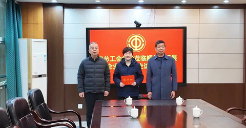 兩名女工患病，省上縣里都來慰問一一虹潤三重保障體系筑就員工幸福家